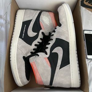 AIR JORDAN 1 RETRO HIGH OG
NEUTRAL GREY/BLACK - HYPER CRIMSON - WHITE